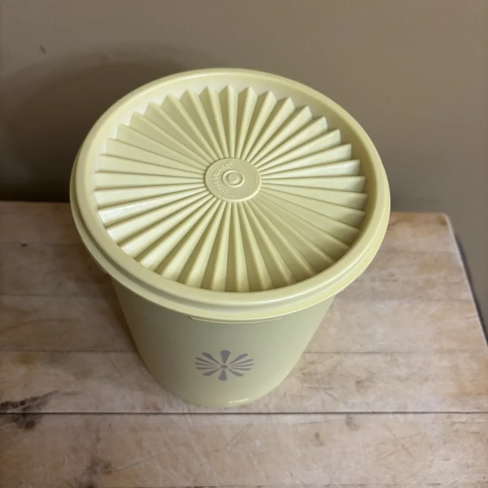Tupperware vintage yellow